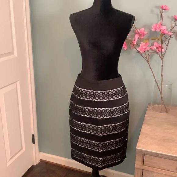 WHBM Black & White Knee Length Skirt - Picture 1 of 6
